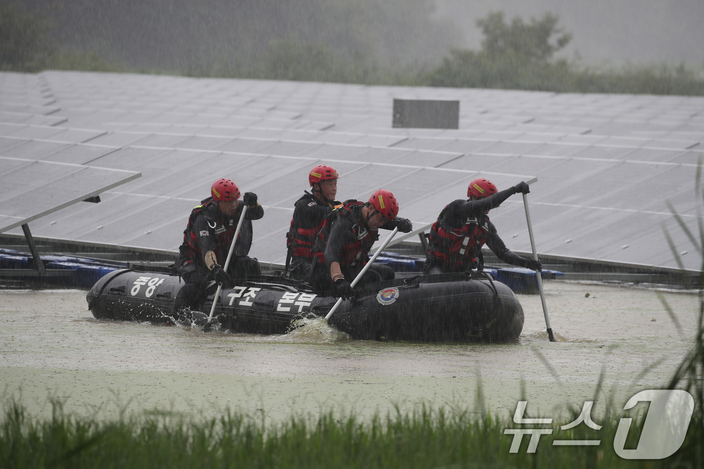 (경산=뉴스1) 공정식 기자 = 집중호우가 내린 9일 오후 경북 경산시 진량읍 평사리 문천지 상류에서 소방구조대가 실종자 수색을 하고 있다. 2024.7.9/뉴스1