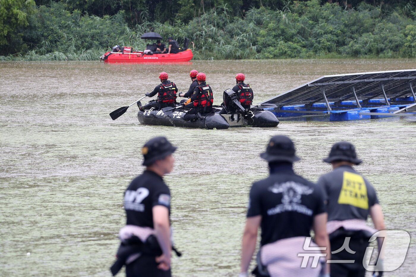 집중호우가 내린 9일 오후 경북 경산시 진량읍 평사리 문천지 상류에서 소방구조대가 실종자 수색을 하고 있다. 2024.7.9/뉴스1 ⓒ News1 공정식 기자