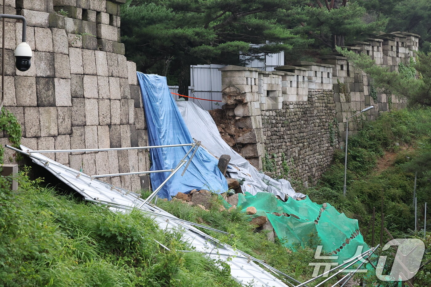 본문 이미지 - 9일 서울 종로구 북악산 청운대에서 창의문 방향 탐방로가 한양도성 성벽 일부 붕괴로 인해 통제되고 있다. 2024.7.9/뉴스1 ⓒ News1 김진환 기자