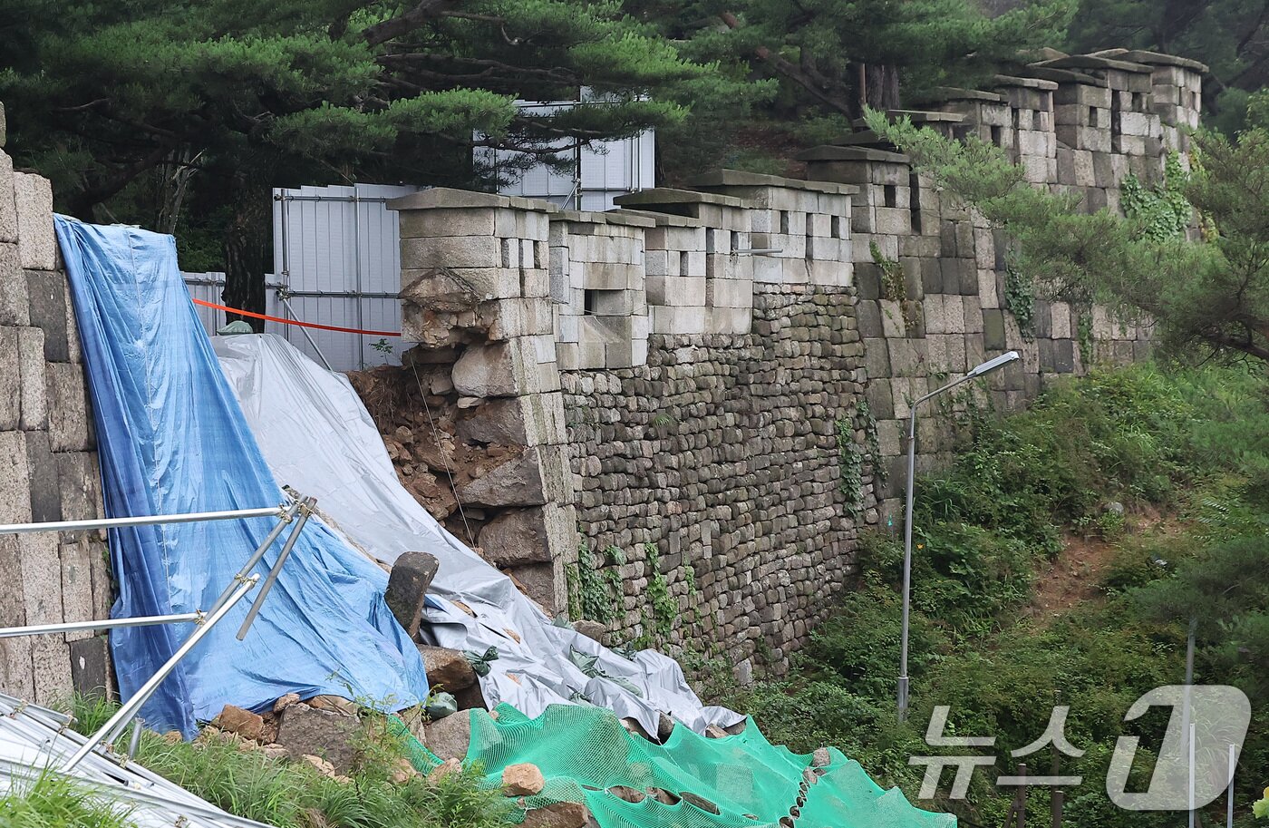 본문 이미지 - 9일 서울 종로구 북악산 청운대에서 창의문 방향 탐방로가 한양도성 성벽 일부 붕괴로 인해 통제되고 있다. 2024.7.9/뉴스1 ⓒ News1 김진환 기자