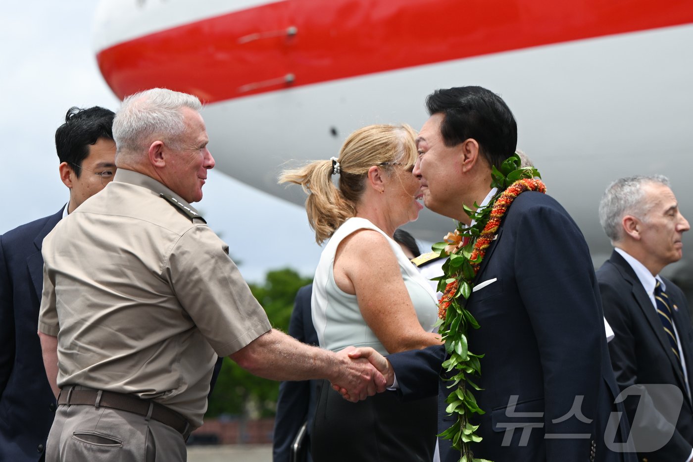 본문 이미지 - 윤석열 대통령이 8일(현지시간) 북대서양조약기구(NATO·나토) 정상회의 참석에 앞서 미국 하와이 히캄 공군기지에 도착해 전용기인 공군 1호기에서 내린 뒤 영접 나온 폴 러캐머라 주한미군사령관과 인사하고 있다. (대통령실 제공) 2024.7.9/뉴스1 ⓒ News1 송원영 기자