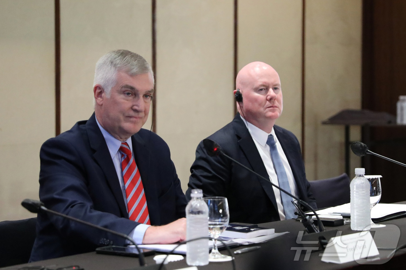 (서울=뉴스1) 조유리 기자 = 프레드 플라이츠 미국우선주의정책연구소(AFPI) 부소장과 스티븐 예이츠 AFPI 선임연구원이 9일 오후 서울 중구 웨스틴조선호텔에서 열린 미디어 인 …