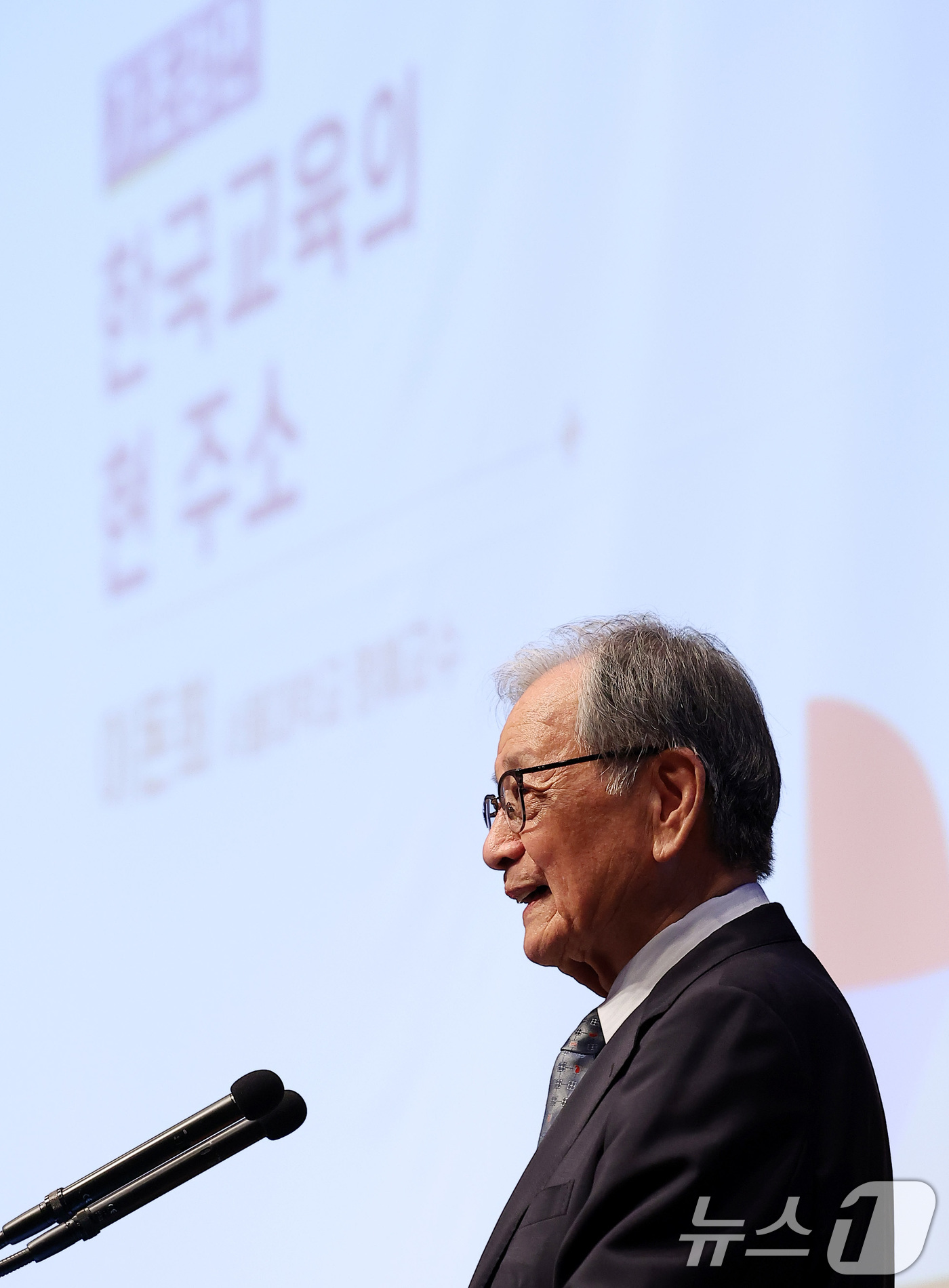 (서울=뉴스1) 김진환 기자 = 이돈희 서울대 명예교수가 9일 오후 서울 중구 프레스센터에서 '대한민국 교육의 현 주소'를 주제로 열린 제6차 국가교육위원회 대토론회에서 기조강연을 …