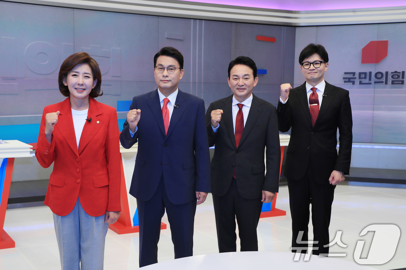 (서울=뉴스1) 국회사진취재단 = 9일 오후 서울 중구 TV조선에서 국민의힘 전당대회에 출마한 나경원(왼쪽부터), 윤상현, 원희룡, 한동훈 당대표 후보가 TV조선을 통해 열리는 첫 …