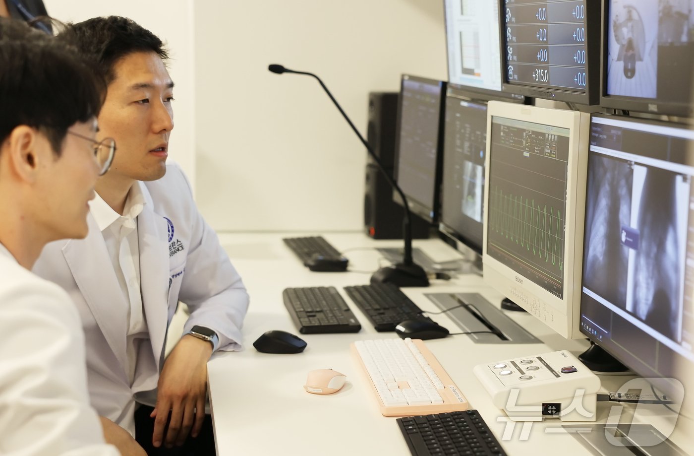 본문 이미지 - 김경환 교수가 호흡 동조치료를 위해 환자의 호흡 패턴을 확인하고 있다. (병원 제공)