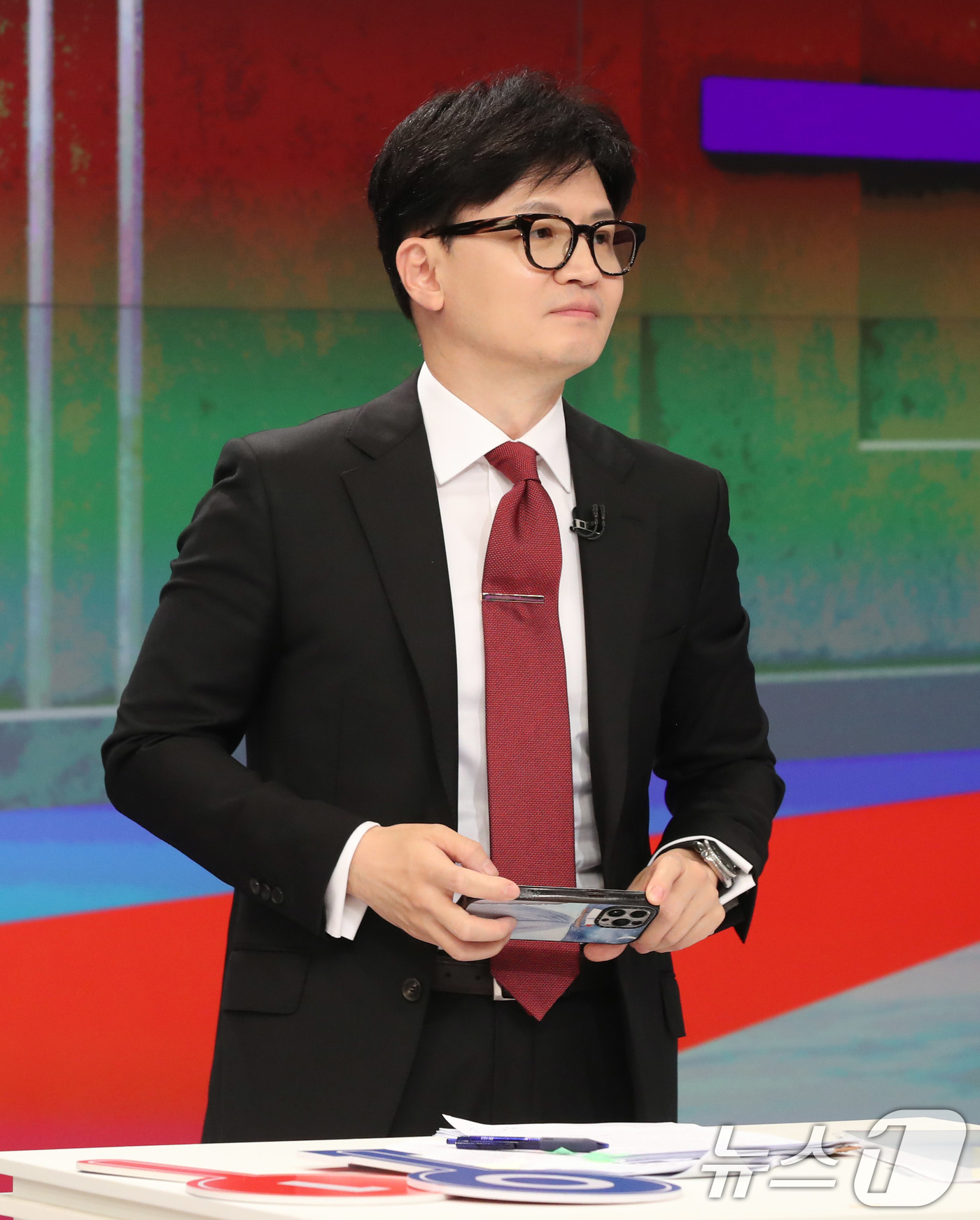 (서울=뉴스1) 국회사진기자단 = 9일 오후 서울 중구 TV조선에서 국민의힘 전당대회에 출마한 한동훈 당대표 후보가 첫 TV토론회에 참가하고 있다.2024.7.9/뉴스1