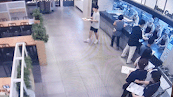 본문 이미지 - 중앙대 한 구내식당에서 50대 남성이 의식을 잃고 쓰러져있다. 2024.7.5/독자 제공, 편집 News1 신성철 기자