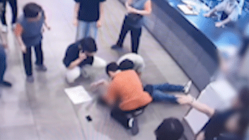 본문 이미지 - 송기철 씨가 주변 도움을 받아 심폐소생술을 실시하고 있고 있다. 2024.7.5/독자 제공, 편집 News1 신성철 기자