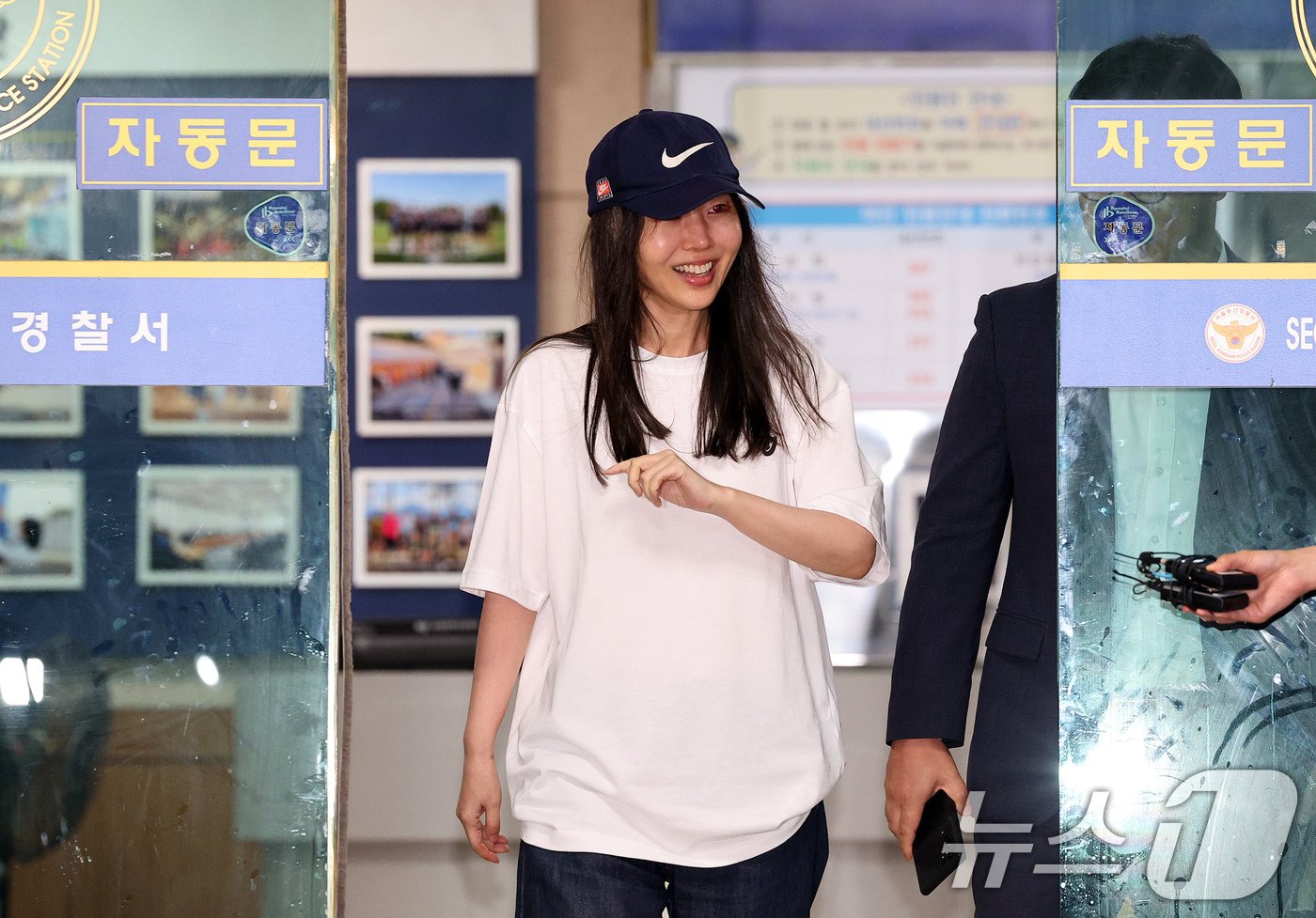 본문 이미지 - 민희진 어도어 대표가 경찰조사를 마치고 9일 오후 서울 용산경찰서를 나서고 있다. 2024.7.9/뉴스1 ⓒ News1 장수영 기자