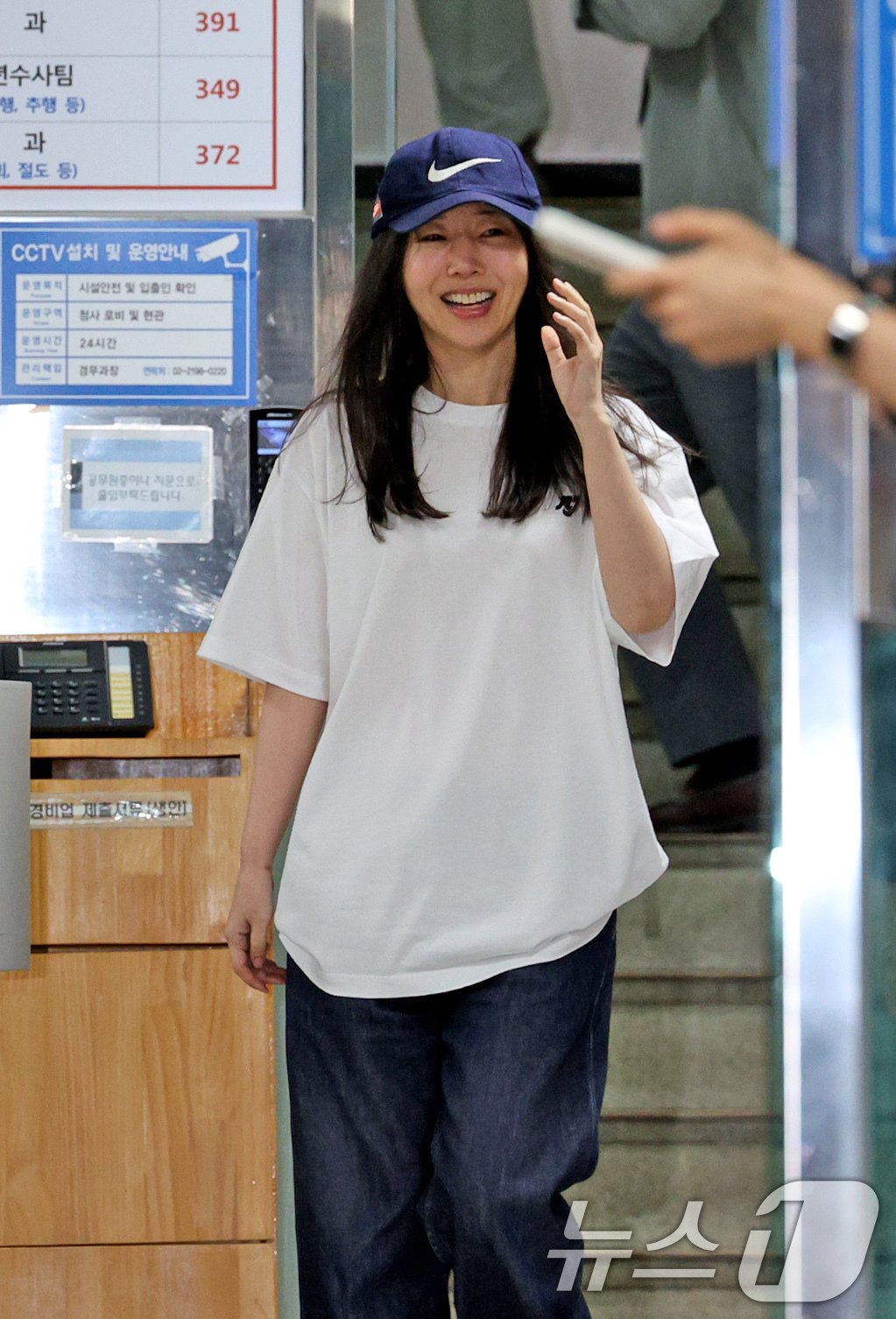 본문 이미지 - 민희진 어도어 대표가 경찰조사를 마치고 9일 오후 서울 용산경찰서를 나서고 있다.  2024.7.9/뉴스1 ⓒ News1 장수영 기자