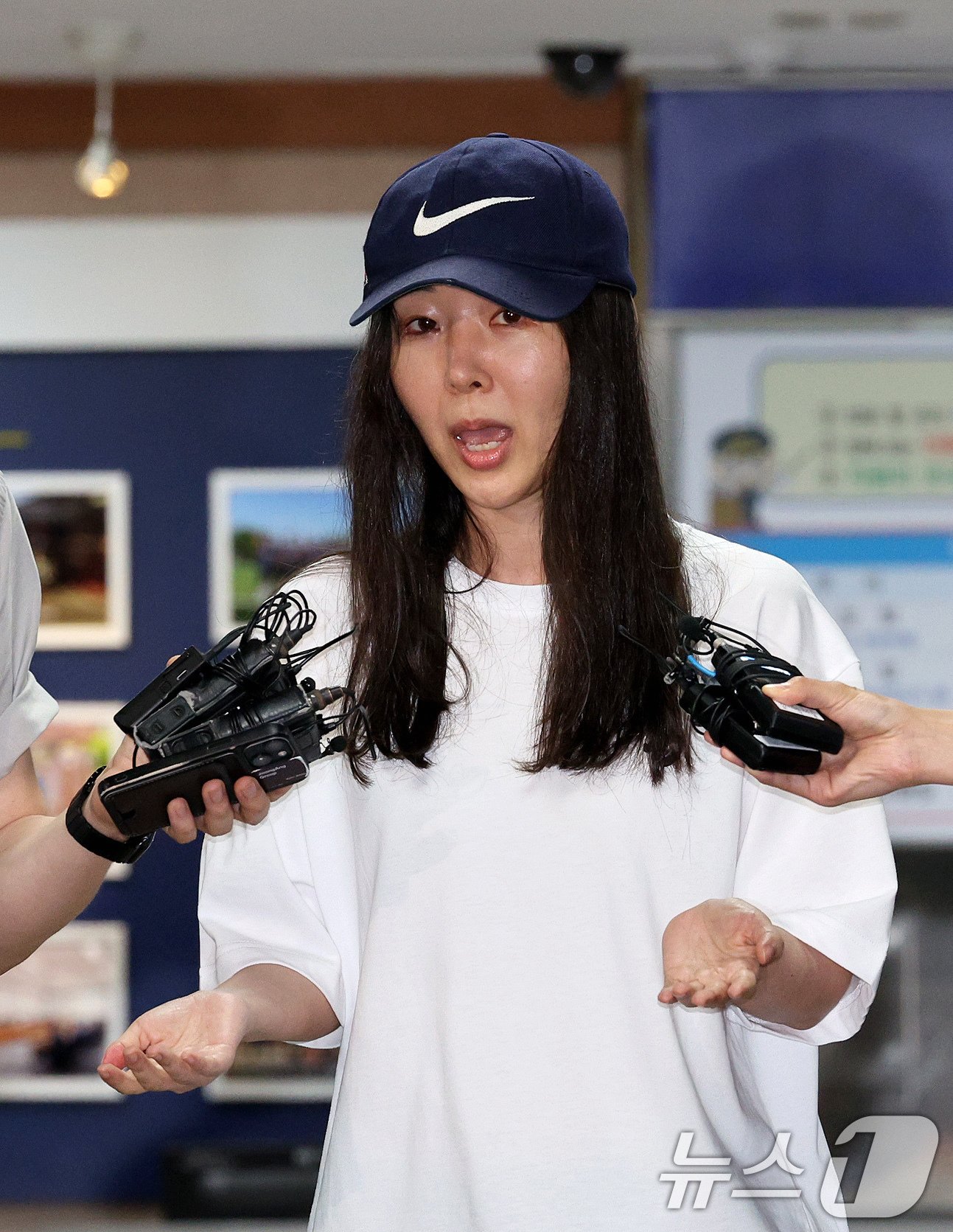 본문 이미지 - 배임 혐의로 경찰조사를 마친 민희진 어도어 대표가 9일 오후 서울 용산경찰서에서 취재진의 질문에 답변하고 있다. 2024.7.9/뉴스1 ⓒ News1 장수영 기자