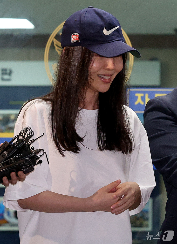 (서울=뉴스1) 장수영 기자 = 민희진 어도어 대표가 경찰조사를 마치고 9일 오후 서울 용산경찰서를 나서고 있다.민 대표는 이날 오후 피고발인 조사를 받기 위해 용산경찰서에 출석했 …