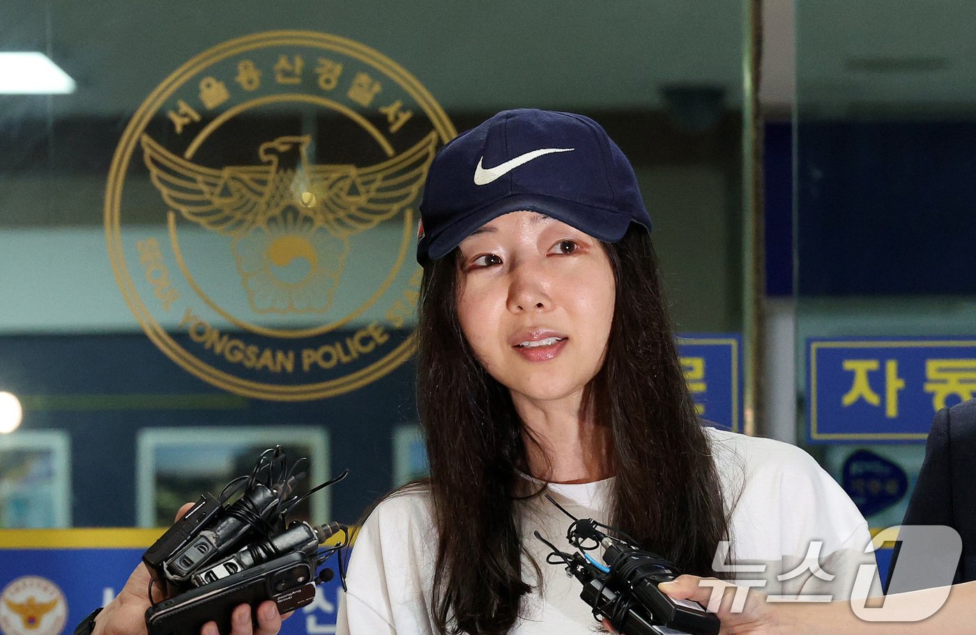 본문 이미지 - 배임 혐의로 경찰조사를 마친 민희진 어도어 대표가 9일 오후 서울 용산경찰서에서 취재진의 질문에 답변하고 있다. 민 대표는 이날 오후 피고발인 조사를 받기 위해 용산경찰서에 출석했다. 이는 하이브가 업무상 배임 혐의로 민 대표를 고발한 것에 대한 첫 경찰 조사다. 2024.7.9/뉴스1 ⓒ News1 장수영 기자