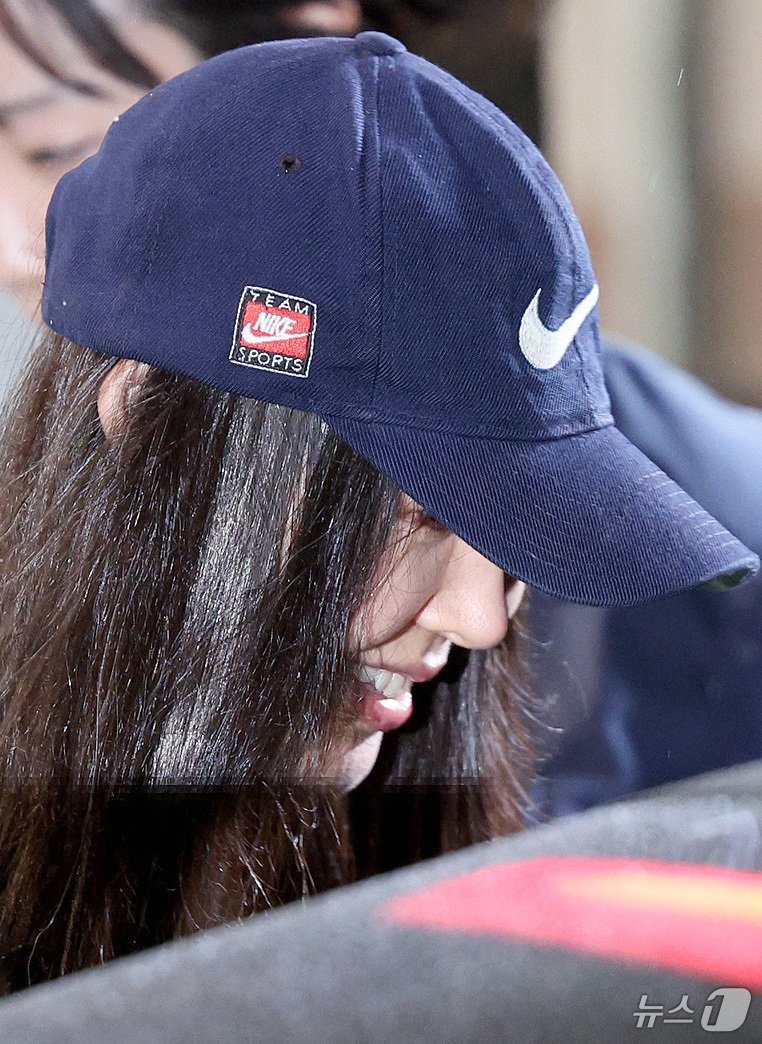 본문 이미지 - 민희진 어도어 대표가 경찰조사를 마치고 9일 오후 서울 용산경찰서를 나서고 있다. ⓒ News1 장수영 기자
