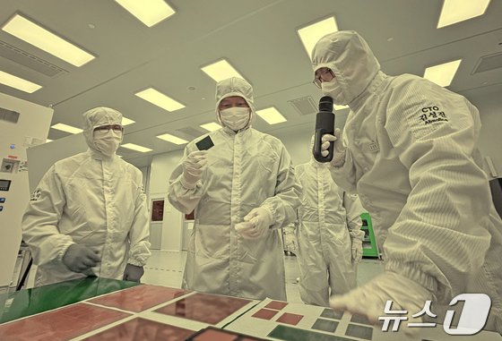 본문 이미지 - 최태원 회장(가운데)이 지난3일(현지시간) 조지아주 커빙턴시에 위치한 앱솔릭스를 찾아 세계 최초 글라스 기판 양산 공장을 둘러보며 사업 현황을 점검하고 있다.(SK 제공) 