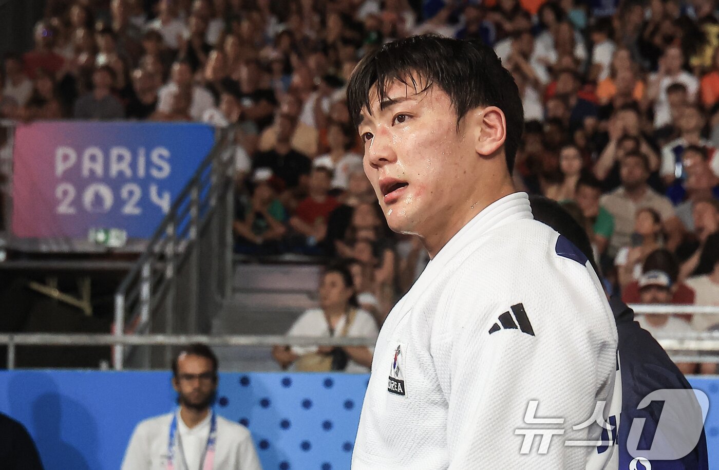 본문 이미지 - 대한민국 유도대표팀 한주엽 선수가 31일 오후&#40;한국시간&#41; 프랑스 파리 샹드마르스 아레나에서 진행된 2024 파리올림픽 유도 남자 -90kg 패자부활전 브라질의 라파엘 마세두 선수와의 경기에서 패배한 후 경기장을 나서고 있다. 2024.7.31/뉴스1 ⓒ News1 박정호 기자