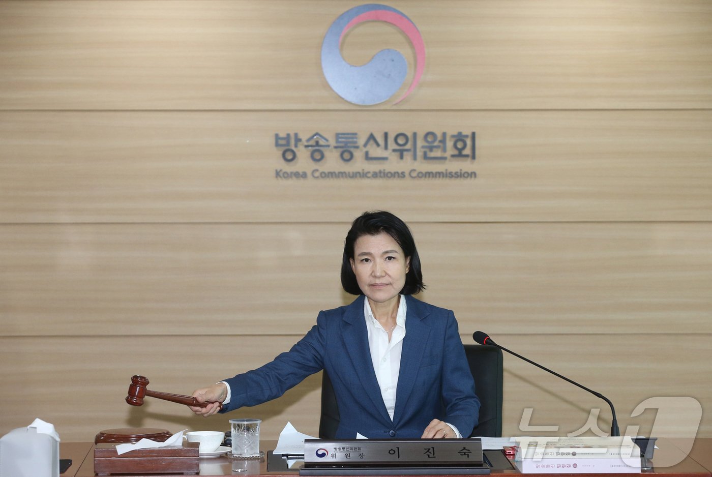 본문 이미지 - 이진숙 신임 방송통신위원회 위원장이 31일 오후 정부과천청사 방통위에서 열린 전체회의를 주재하고 있다. (방송통신위원회 제공) 2024.8.1/뉴스1