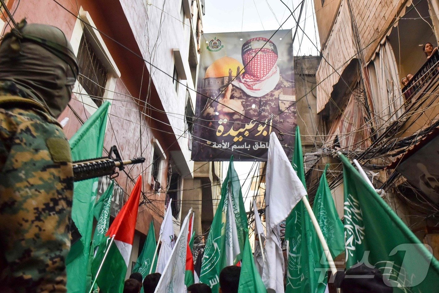 본문 이미지 - 레바논 베이루트 부르즈 엘바라즈네 난민촌의 팔레스타인인들이 31일 하마스 지도자 이스마일 하니예의 암살을 규탄하는 궐기 대회를 열고 있다. 하마스는 이날 이스라엘의 행위에 대한 대응을 반드시 하겠다고 다짐했다. 2024.07.31 ⓒ AFP=뉴스1 ⓒ News1 김예슬기자