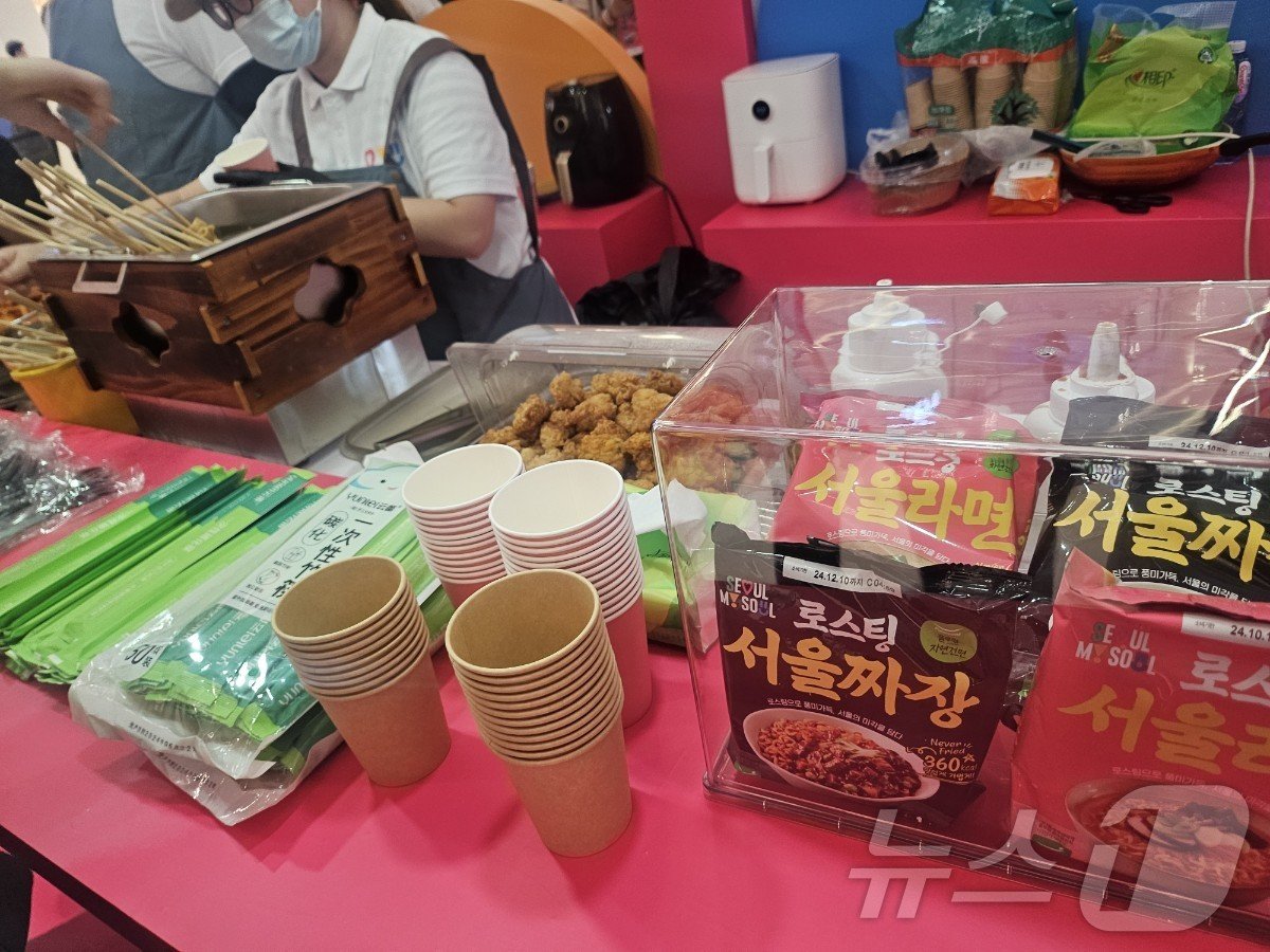 본문 이미지 -  한국 분식 시식 행사가 열리는 '서울의 맛' 부스. 2024.07.31. 오현주 기자 
