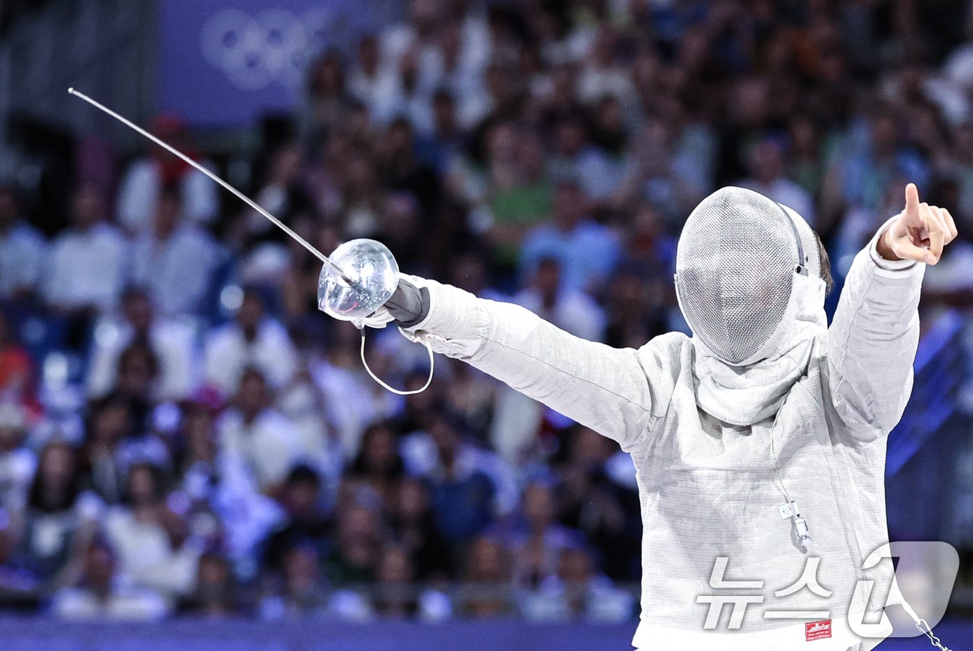 본문 이미지 - 대한민국 펜싱 대표팀 박상원이 1일(한국시간) 프랑스 파리 그랑 팔레에서 열린 2024 파리올림픽 펜싱 남자 사브르 단체 금메달 결정전 헝가리와의 경기에서 득점한 후 기뻐하고 있다. 2024.8.1/뉴스1 ⓒ News1 이동해 기자
