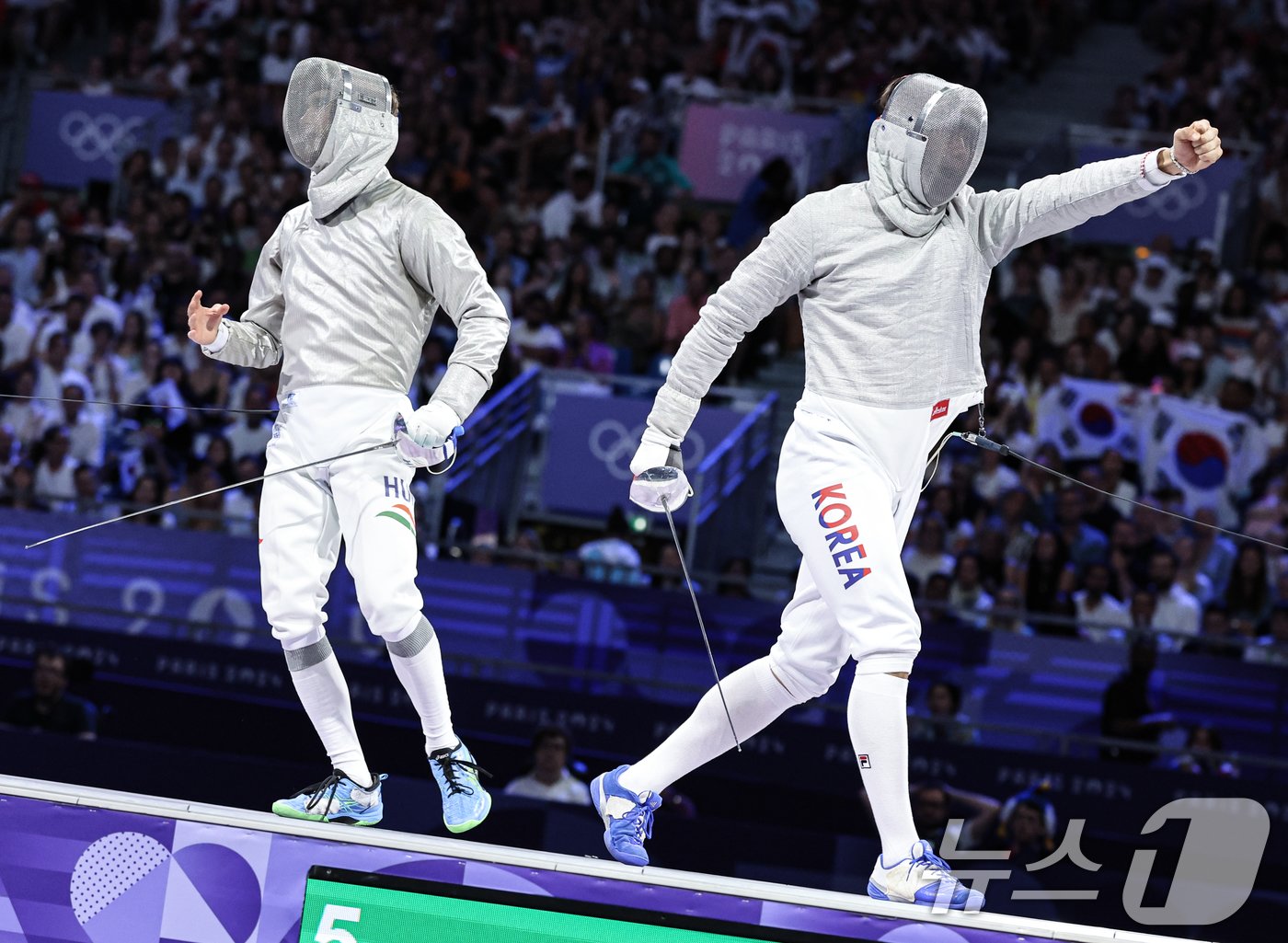 본문 이미지 - 대한민국 펜싱 대표팀 박상원이 1일(한국시간) 프랑스 파리 그랑 팔레에서 열린 2024 파리올림픽 펜싱 남자 사브르 단체 금메달 결정전 헝가리와의 경기에서 득점한 후 기뻐하고 있다. 2024.8.1/뉴스1 ⓒ News1 이동해 기자