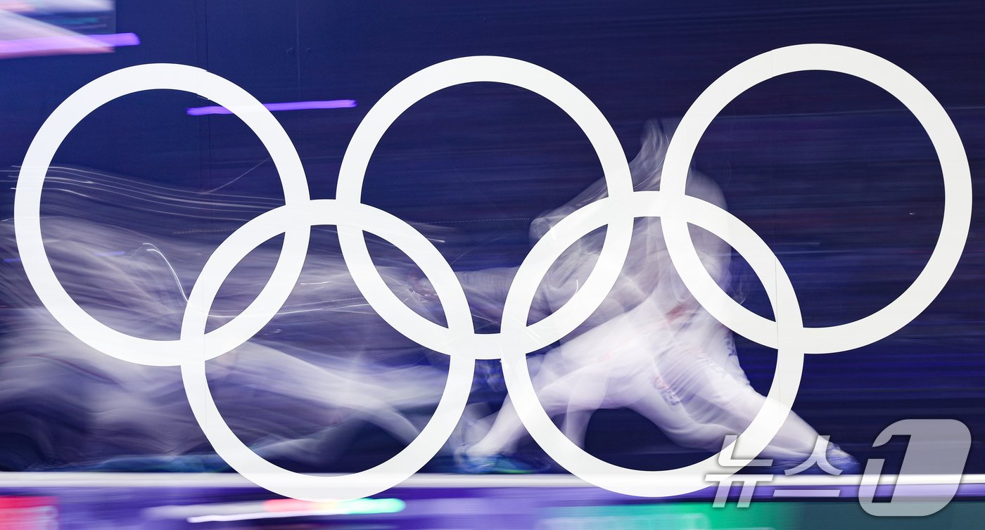 본문 이미지 - 대한민국 펜싱 대표팀 오상욱이 1일(한국시간) 프랑스 파리 그랑 팔레에서 열린 2024 파리올림픽 펜싱 남자 사브르 단체 금메달 결정전 경기에서 헝가리와 맞대결을 펼치고 있다. (다중노출) 2024.8.1/뉴스1 ⓒ News1 이동해 기자