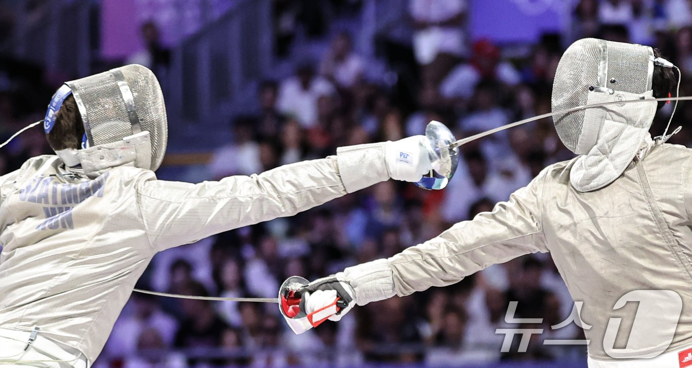 본문 이미지 - 대한민국 펜싱 대표팀 구본길이 1일(한국시간) 프랑스 파리 그랑 팔레에서 열린 2024 파리올림픽 펜싱 남자 사브르 단체 금메달 결정전 경기에서 헝가리와 맞대결을 펼치고 있다. 2024.8.1/뉴스1 ⓒ News1 이동해 기자