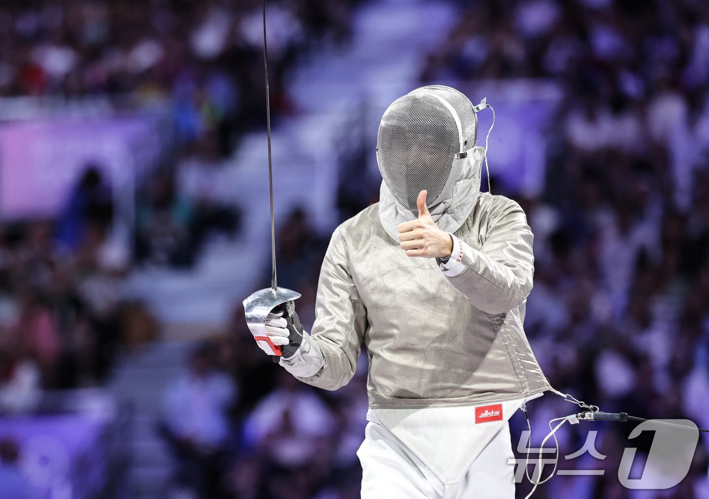 본문 이미지 - 대한민국 펜싱 대표팀 구본길이 1일(한국시간) 프랑스 파리 그랑 팔레에서 열린 2024 파리올림픽 펜싱 남자 사브르 단체 금메달 결정전 헝가리와의 경기에서 엄지를 들어보이고 있다. 2024.8.1/뉴스1 ⓒ News1 이동해 기자