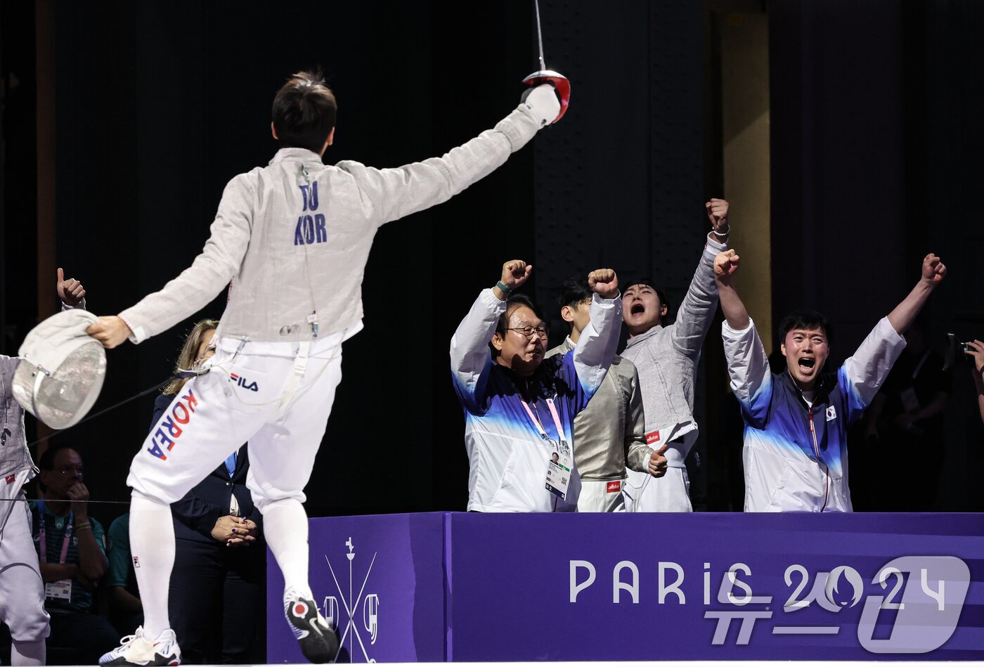 본문 이미지 - 대한민국 펜싱 대표팀 오상욱을 비롯한 코치진이 1일&#40;한국시간&#41; 프랑스 파리 그랑 팔레에서 열린 2024 파리올림픽 펜싱 남자 사브르 단체 금메달 결정전 헝가리와의 경기에서 도경동 득점때 기뻐하고 있다. 2024.8.1/뉴스1 ⓒ News1 이동해 기자