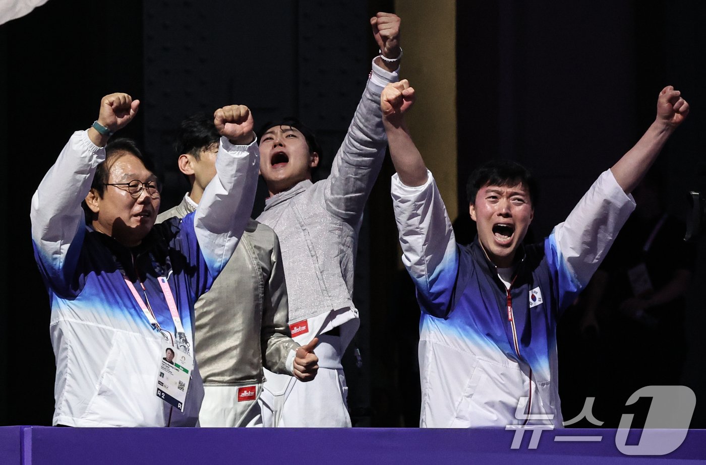 본문 이미지 - 대한민국 펜싱 대표팀 오상욱을 비롯한 코치진이 1일(한국시간) 프랑스 파리 그랑 팔레에서 열린 2024 파리올림픽 펜싱 남자 사브르 단체 금메달 결정전 헝가리와의 경기에서 도경동 득점때 기뻐하고 있다. 2024.8.1/뉴스1 ⓒ News1 이동해 기자