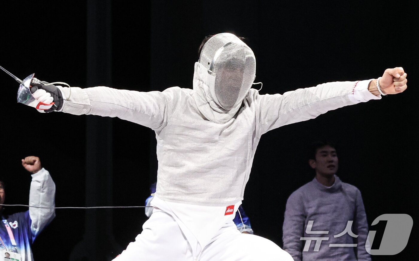 본문 이미지 - 대한민국 펜싱 대표팀 오상욱이 1일&#40;한국시간&#41; 프랑스 파리 그랑 팔레에서 열린 2024 파리올림픽 펜싱 남자 사브르 단체 금메달 결정전 헝가리와의 경기에서 득점한 후 기뻐하고 있다. 2024.8.1/뉴스1 ⓒ News1 이동해 기자