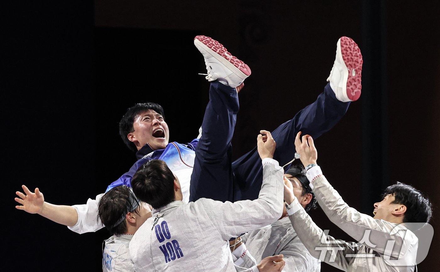 대한민국 펜싱 대표팀 구본길, 오상욱, 박상원, 도경동이 1일&#40;한국시간&#41; 프랑스 파리 그랑 팔레에서 열린 2024 파리올림픽 펜싱 남자 사브르 단체 금메달 결정전 헝가리와의 경기에서 금메달을 확정지은 후 원우영 코치를 헹가래 치고 있다. 2024.8.1/뉴스1 ⓒ News1 이동해 기자