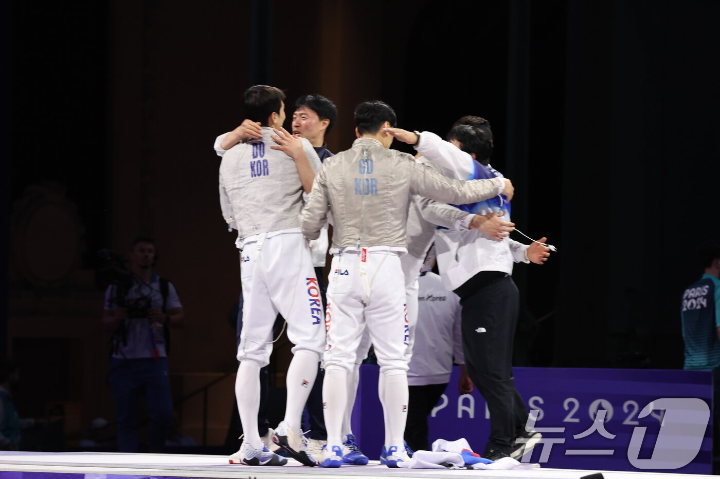본문 이미지 - 펜싱 남자 사브르 대표팀이 1일&#40;한국시간&#41; 열린 2024 파리 올림픽 단체전 결승에서 우승한 뒤 부둥켜안고 기쁨을 나누고 있다. ⓒ News1 이동해 기자