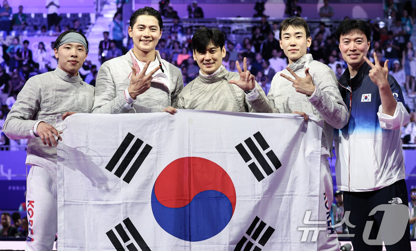 본문 이미지 - 대한민국 펜싱 대표팀 구본길, 오상욱, 박상원, 도경동이 1일(한국시간) 프랑스 파리 그랑 팔레에서 열린 2024 파리올림픽 펜싱 남자 사브르 단체 금메달 결정전 헝가리와의 경기에서 금메달을 확정지은 후 손가락으로 3연패 달성을 의미하는 표시를 하고 있다. 2024.8.1/뉴스1 ⓒ News1 이동해 기자