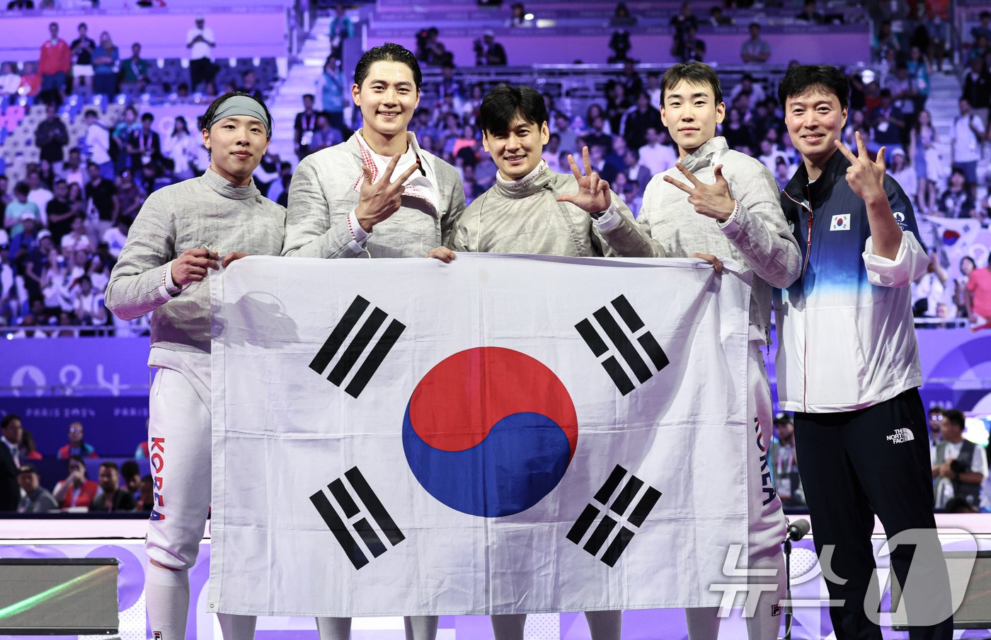 본문 이미지 - 대한민국 펜싱 대표팀 구본길, 오상욱, 박상원, 도경동이 1일&#40;한국시간&#41; 프랑스 파리 그랑 팔레에서 열린 2024 파리올림픽 펜싱 남자 사브르 단체 금메달 결정전 헝가리와의 경기에서 금메달을 확정지은 후 손가락으로 3연패 달성을 의미하는 표시를 하고 있다. 2024.8.1/뉴스1 ⓒ News1 이동해 기자