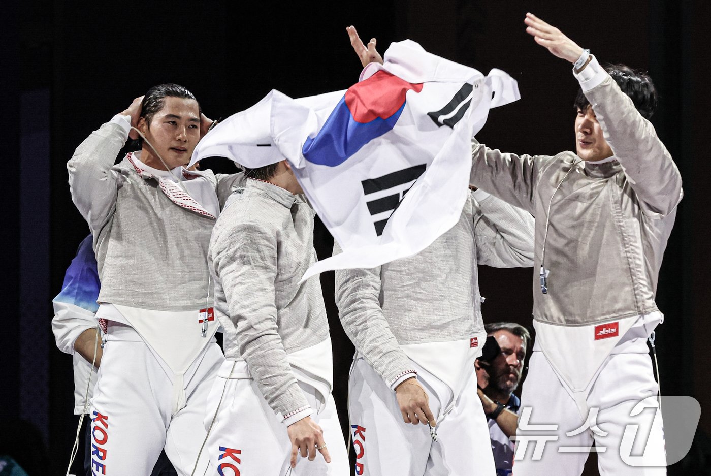 본문 이미지 - 대한민국 펜싱 대표팀 구본길, 오상욱, 박상원, 도경동이 1일(한국시간) 프랑스 파리 그랑 팔레에서 열린 2024 파리올림픽 펜싱 남자 사브르 단체 금메달 결정전 헝가리와의 경기에서 금메달을 확정지은 후 기뻐하고 있다. 2024.8.1/뉴스1 ⓒ News1 이동해 기자