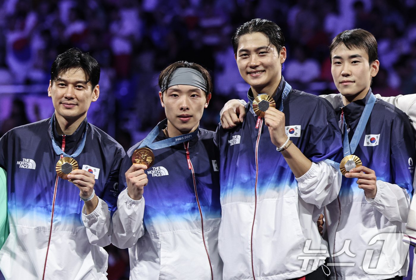 본문 이미지 - 대한민국 펜싱 대표팀 구본길, 오상욱, 박상원, 도경동이 1일(한국시간) 프랑스 파리 그랑 팔레에서 열린 2024 파리올림픽 펜싱 남자 사브르 단체 시상식에서 기념촬영 하고 있다. 2024.8.1/뉴스1 ⓒ News1 이동해 기자