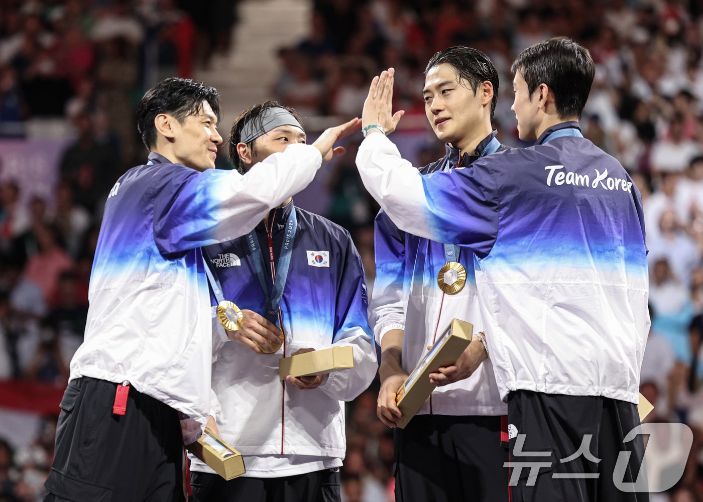 본문 이미지 - 대한민국 펜싱 대표팀 구본길, 오상욱, 박상원, 도경동이 1일(한국시간) 프랑스 파리 그랑 팔레에서 열린 2024 파리올림픽 펜싱 남자 사브르 단체 시상식에서 금메달을 수여 받은 후 기뻐하고 있다. 2024.8.1/뉴스1 ⓒ News1 이동해 기자