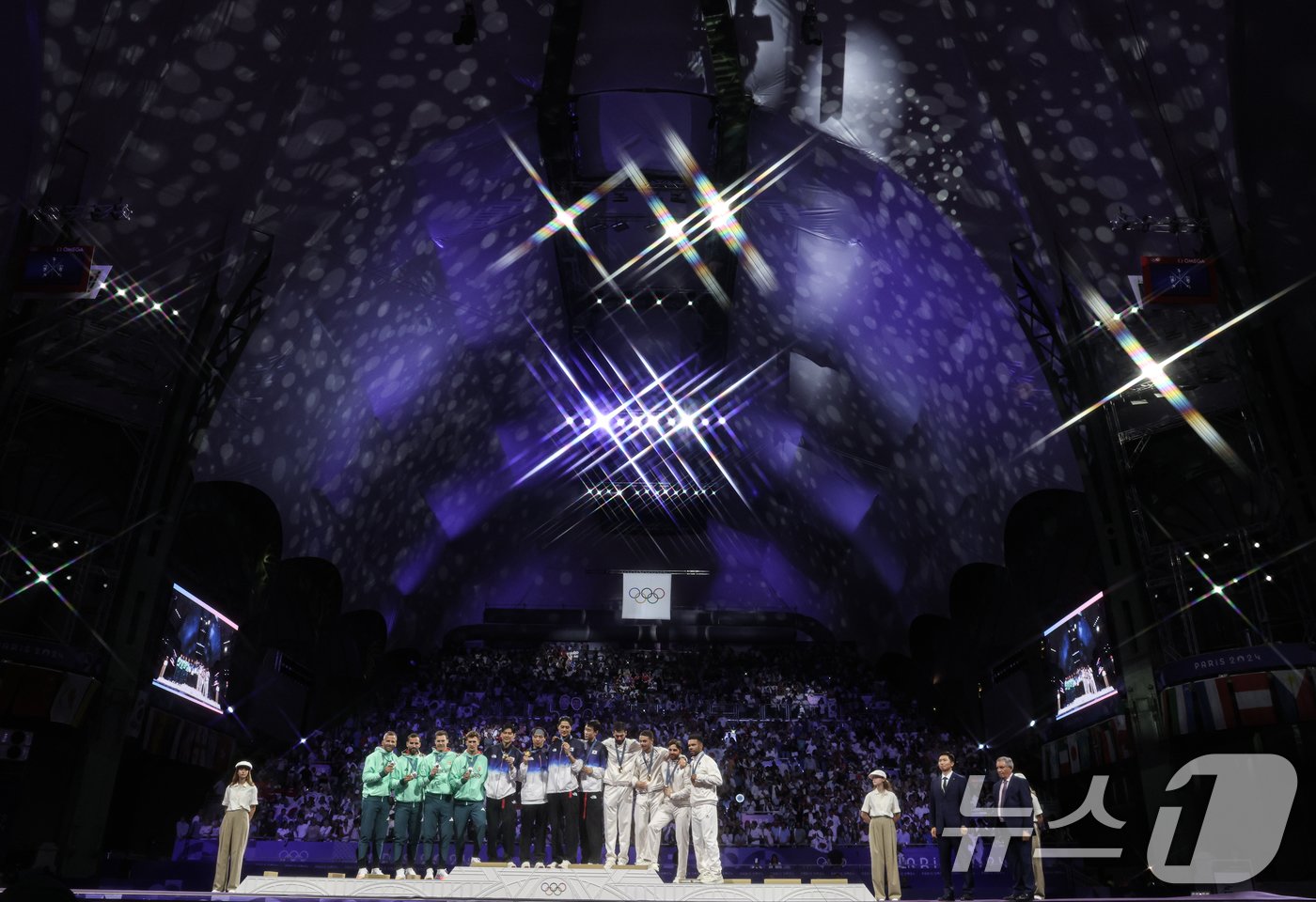 본문 이미지 - 대한민국 펜싱 대표팀 구본길, 오상욱, 박상원, 도경동이 1일(한국시간) 프랑스 파리 그랑 팔레에서 열린 2024 파리올림픽 펜싱 남자 사브르 단체 시상식에서 금메달을 수여 받은 후 기념촬영을 하고 있다. 2024.8.1/뉴스1 ⓒ News1 이동해 기자