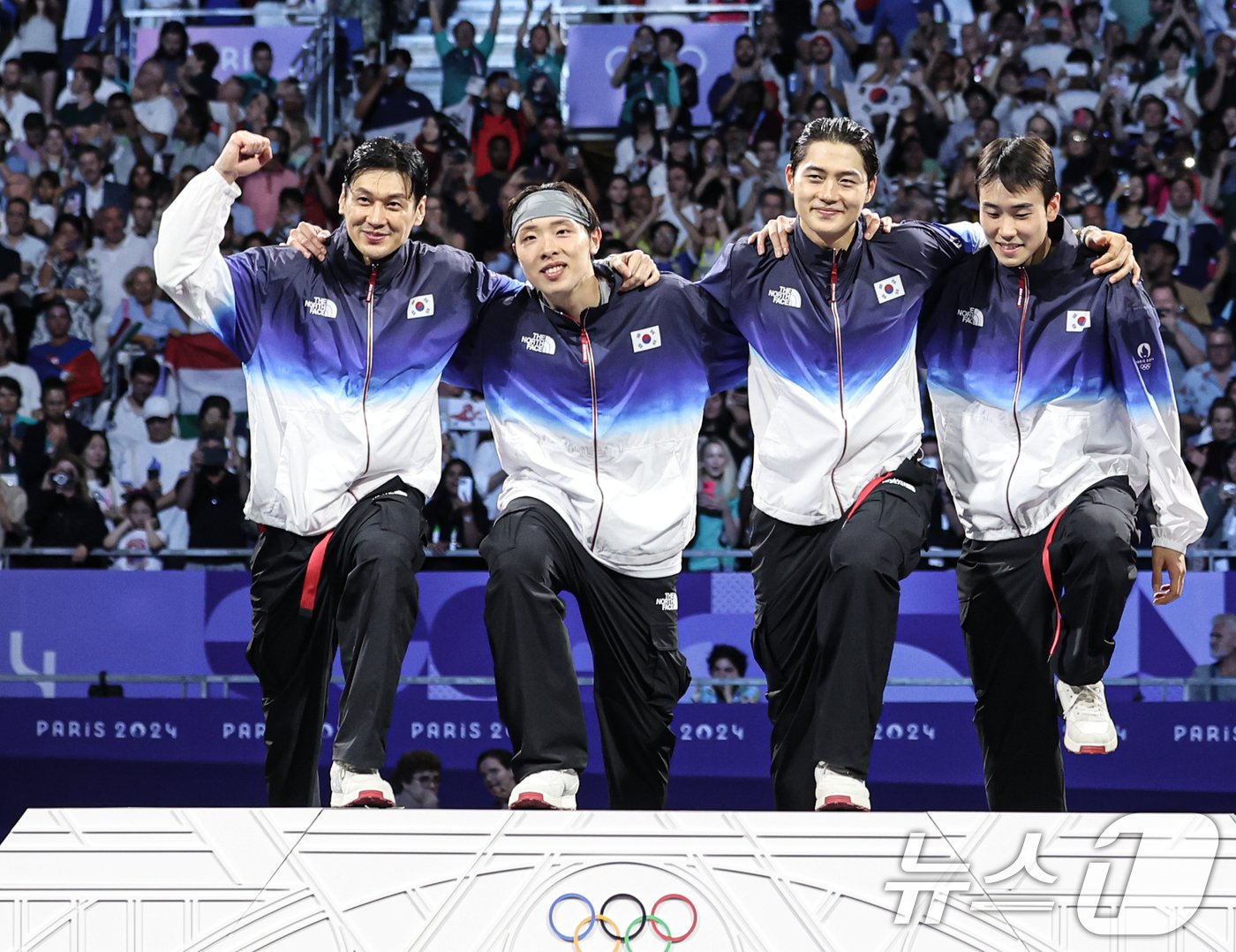 본문 이미지 - 대한민국 펜싱 대표팀 구본길, 오상욱, 박상원, 도경동이 1일(한국시간) 프랑스 파리 그랑 팔레에서 열린 2024 파리올림픽 펜싱 남자 사브르 단체 시상식에서 시상대로 오르고 있다. 2024.8.1/뉴스1 ⓒ News1 이동해 기자