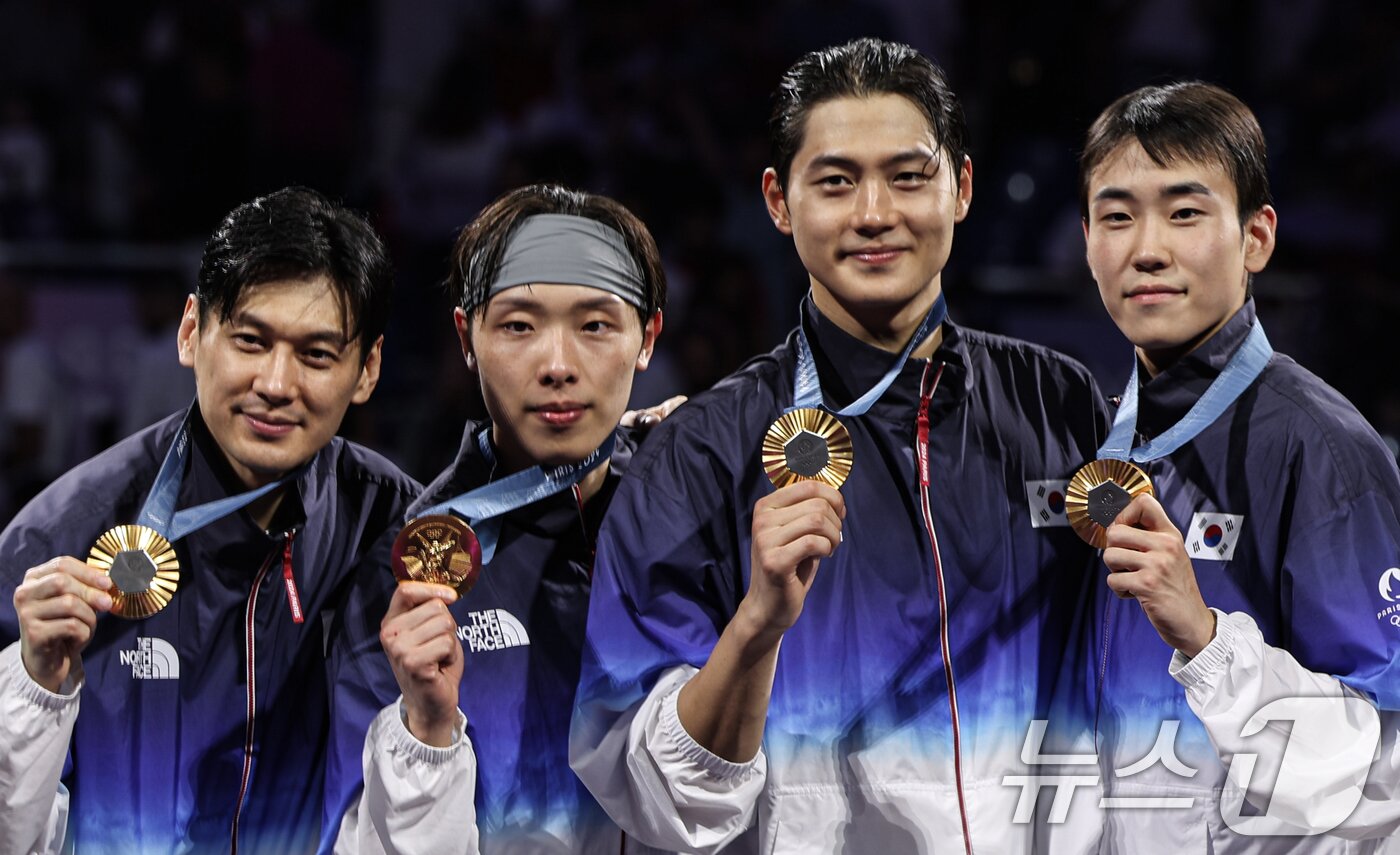 본문 이미지 - 대한민국 펜싱 대표팀 구본길, 오상욱, 박상원, 도경동이 1일&#40;한국시간&#41; 프랑스 파리 그랑 팔레에서 열린 2024 파리올림픽 펜싱 남자 사브르 단체 시상식에서 수여 받은 금메달을 들어보이고 있다. 2024.8.1/뉴스1 ⓒ News1 이동해 기자