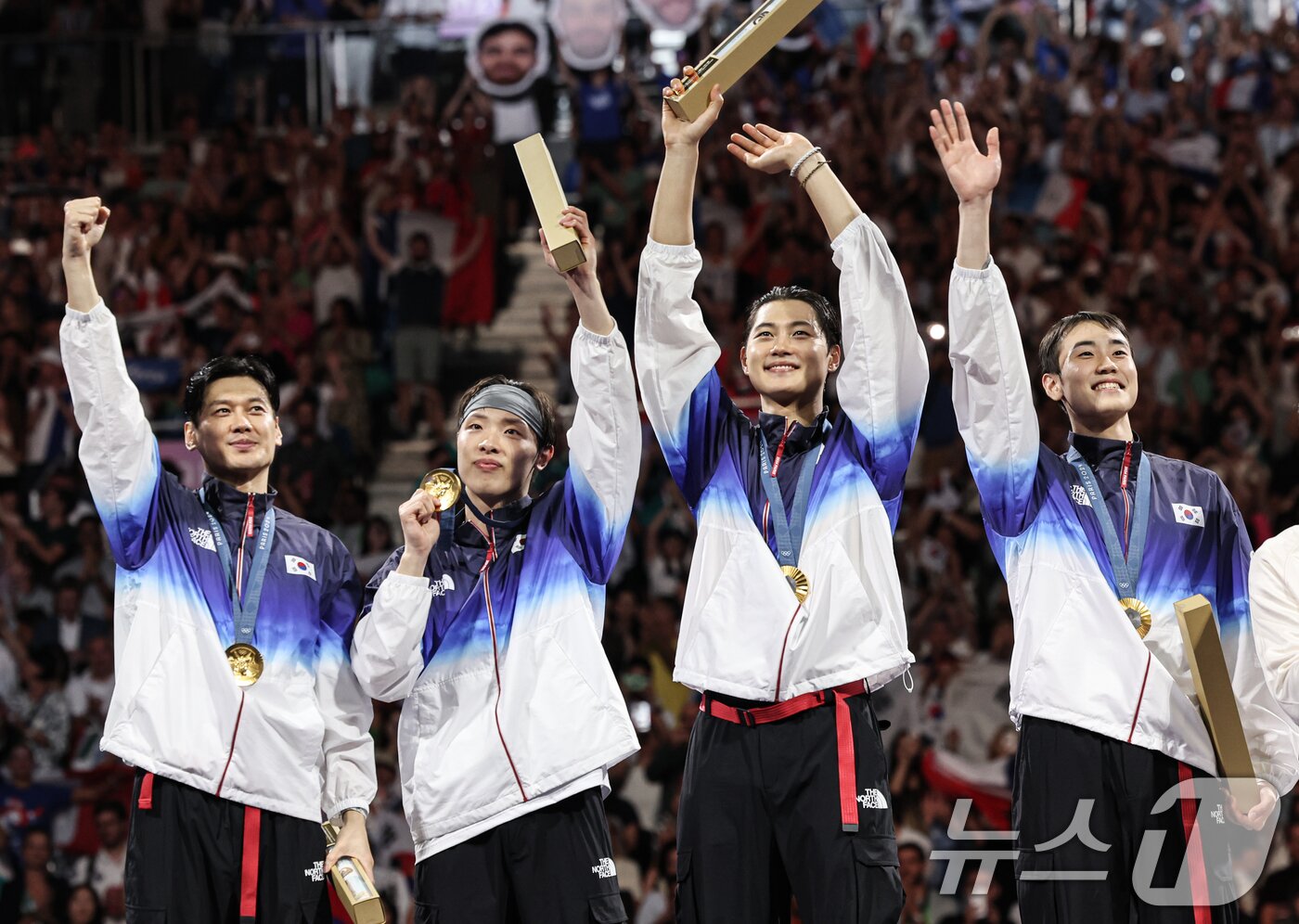 본문 이미지 - 대한민국 펜싱 대표팀 구본길, 오상욱, 박상원, 도경동이 1일(한국시간) 프랑스 파리 그랑 팔레에서 열린 2024 파리올림픽 펜싱 남자 사브르 단체 시상식에서 금메달을 수여 받은 후 기뻐하고 있다. 2024.8.1/뉴스1 ⓒ News1 이동해 기자