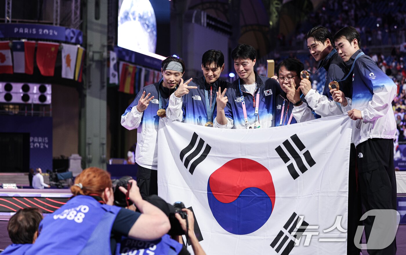 본문 이미지 - 대한민국 펜싱 대표팀 구본길, 오상욱, 박상원, 도경동이 1일(한국시간) 프랑스 파리 그랑 팔레에서 열린 2024 파리올림픽 펜싱 남자 사브르 단체 시상식에서 금메달을 수여 받은 후 포즈를 취하고 있다. 2024.8.1/뉴스1 ⓒ News1 이동해 기자