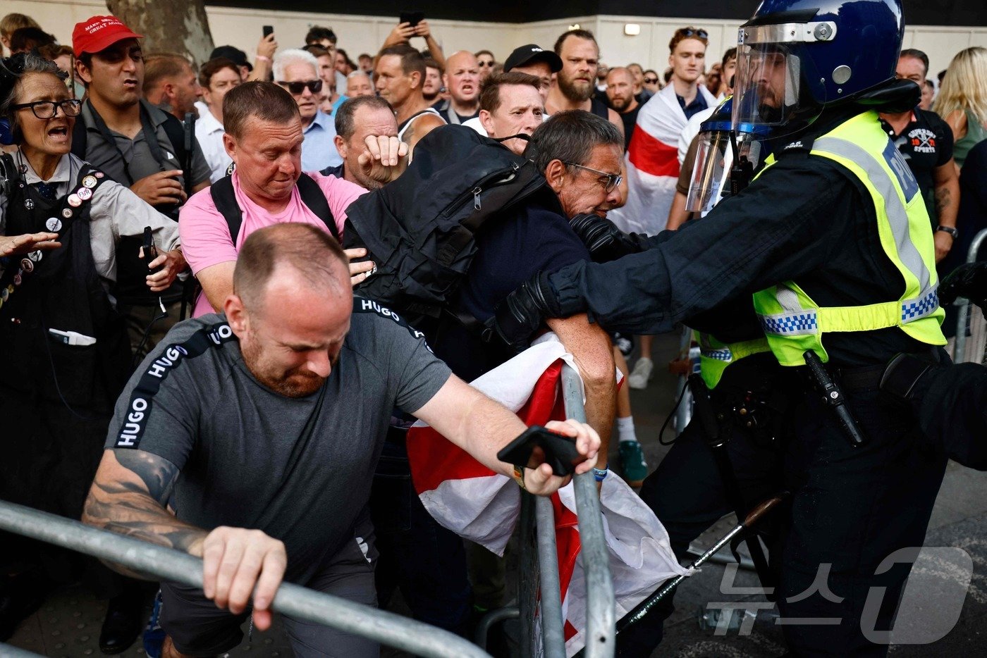 본문 이미지 - 지난달 31일(현지시간) 영국 런던 다우닝 가 10번지 입구에서 시위대가 경찰에 저항하고 있다.  시위대는 지난 29일 영국 사우스포트에서 벌어진 흉기난동의 소행을 이민자의 탓으로 몰며 정부의 미온적인 대응을 문제 삼았다. 2024..07.31. ⓒ AFP=뉴스1 ⓒ News1 김종훈 기자