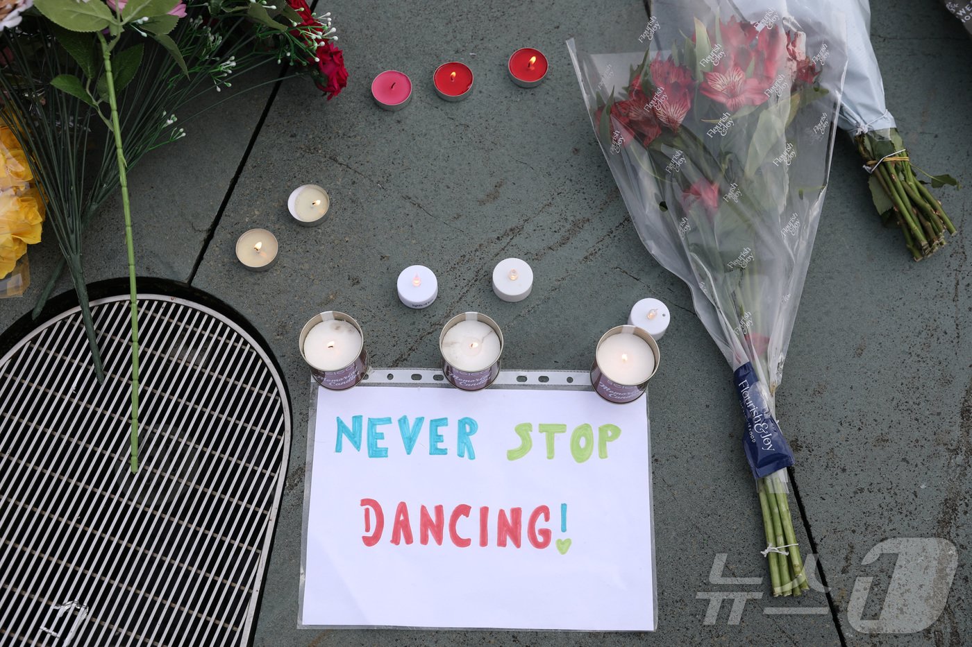 본문 이미지 - 30일(현지시간) 영국 사우스포트에서 어린이 댄스 교실 흉기난동 사건의 추모객들이 남기고 간 메모. 영어로 "절대로 춤추는 것을 멈추지 말아요!＂라고 적혀 있다. 2024.07.30/ ⓒ 로이터=뉴스1 ⓒ News1 권진영 기자