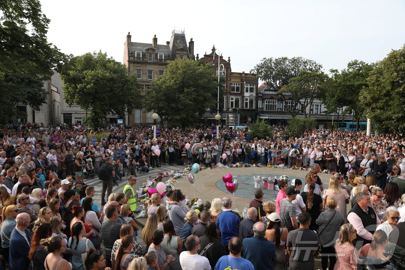 본문 이미지 - 30일(현지시간) 영국 사우스포트에서 추모객들이 희생자를 기억하는 철야 행사에 참석했다. 2024.07.30/ ⓒ 로이터=뉴스1 ⓒ News1 권진영 기자