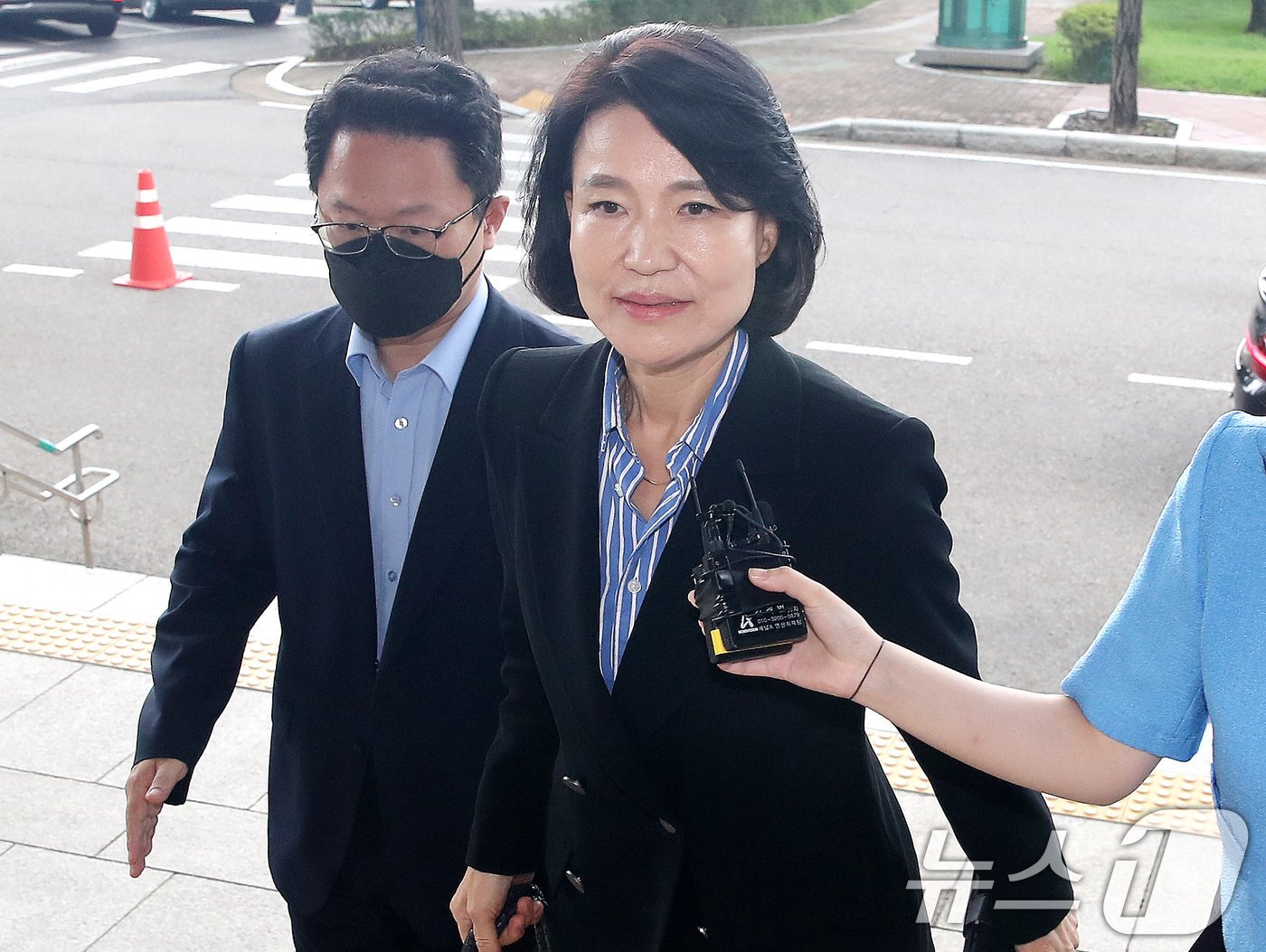 본문 이미지 - 이진숙 방송통신위원장이 1일 오전 경기도 과천시 중앙동 정부과천청사로 출근하며 취재진의 질문을 듣고 있다. 이날 국회에서는 이 방송통신위원장에 대한 탄핵소추안이 본회의에 보고될 예정이다. 2024.8.1/뉴스1 ⓒ News1 임세영 기자