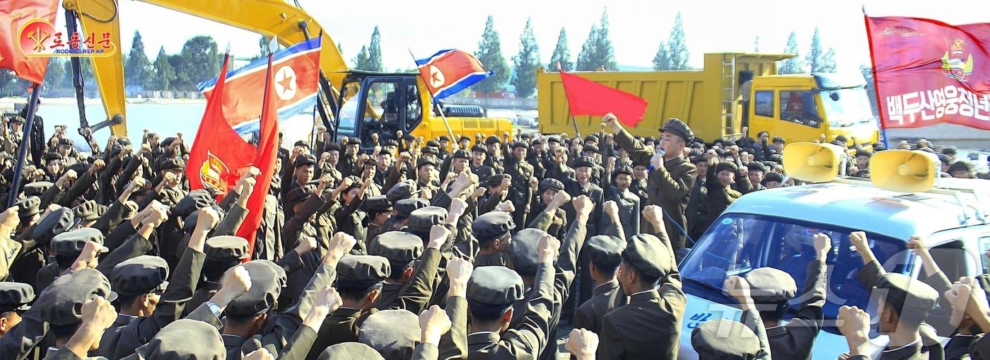 본문 이미지 - (평양 노동신문=뉴스1) = 북한 노동당 기관지 노동신문은 1일 수해피해 복구 현장으로 파견되는 청년들을 조명하며 "영웅천년들의 기개를 떨쳐나가야 한다＂라면서 ＂당 중앙의 부름에 천만이 화답해 나서야 한다＂라고 강조했다. [국내에서만 사용가능. 재배포 금지. DB 금지. For Use Only in the Republic of Korea. Redistribution Prohibited] rodongphoto@news1.kr