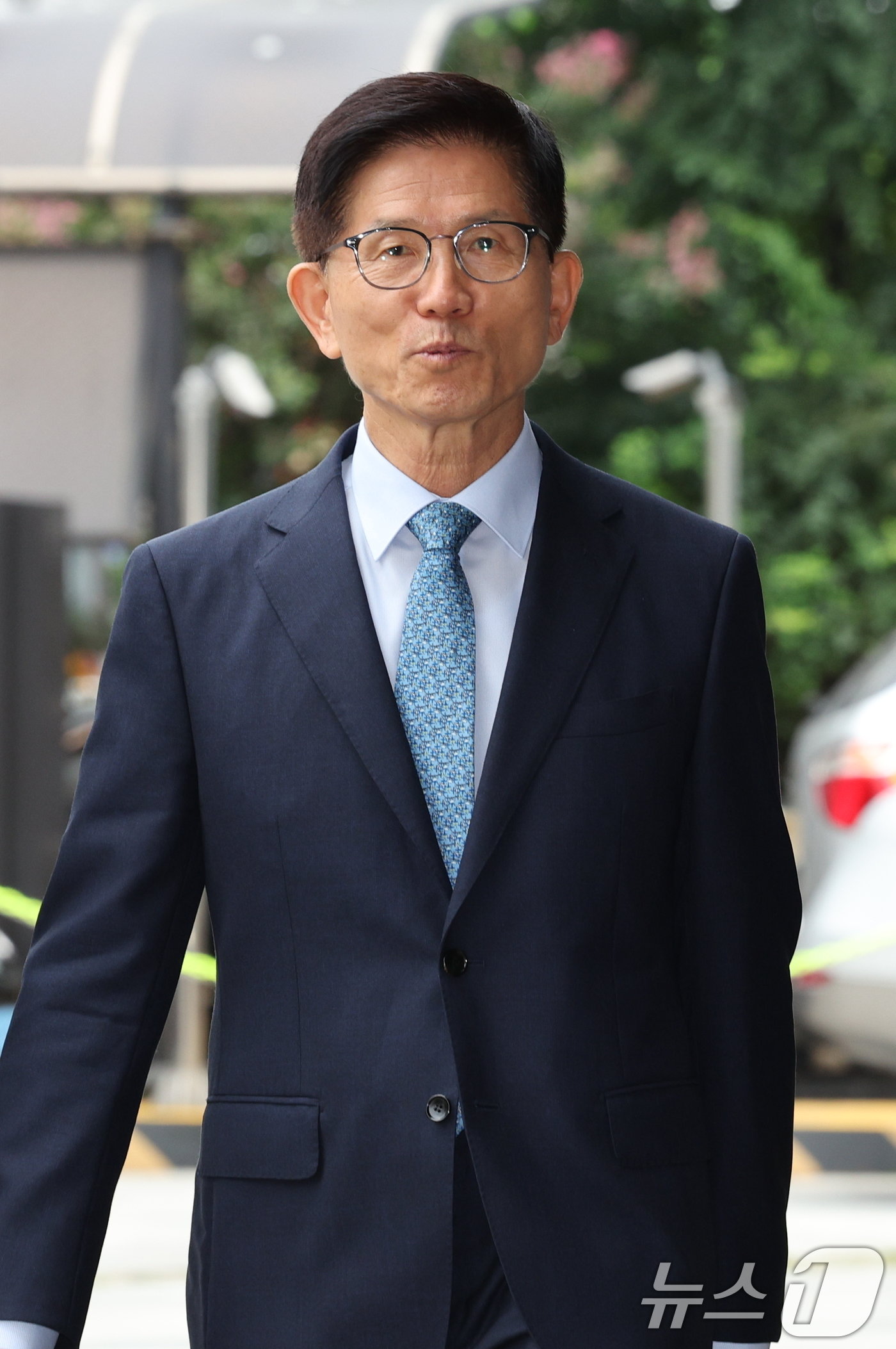 본문 이미지 - 김문수 고용노동부 장관 후보자가 1일 오전 서울 강남구 고용노동부 서울강남노동지청에 마련된 사무실로 출근하고 있다. 2024.8.1/뉴스1 ⓒ News1 장수영 기자