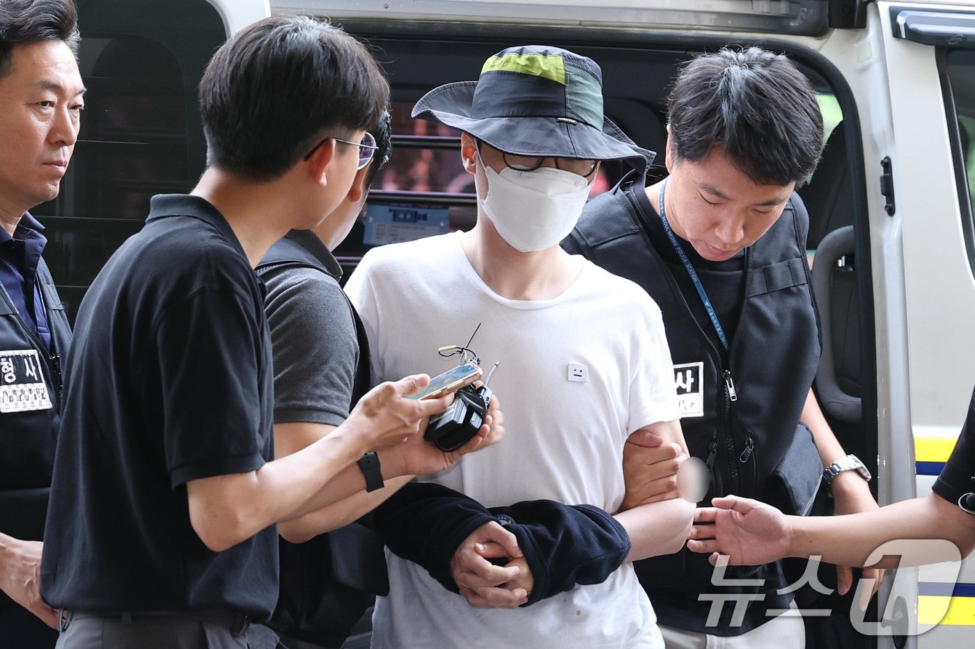 본문 이미지 - 아파트 이웃 주민에게 일본도를 휘둘러 숨지게 한 혐의를 받는 30대 남성 A씨가 1일 오전 서울 마포구 서울서부지방법원에서 열린 구속 전 피의자 심문(영장실질심사)에 출석하고 있다. 2024.8.1/뉴스1 ⓒ News1 신웅수 기자